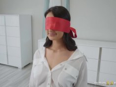 Blind folded babe Eliza Ibarra allows to do everything her wants