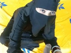 Desi bhabhi in hijab pleasing boss with foot fetish in office